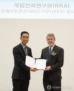 2011년 11월 17일 우주 전파재난에 대비하기 위한 국제기구인 국제우주환경서비스기구(ISES)에 가입하고 세계에서 14번째 지역경보센터(RWC)로 선정됐다. 이재형 우주전파센터장(왼쪽)과 데이비드 보틀러 ISES의장